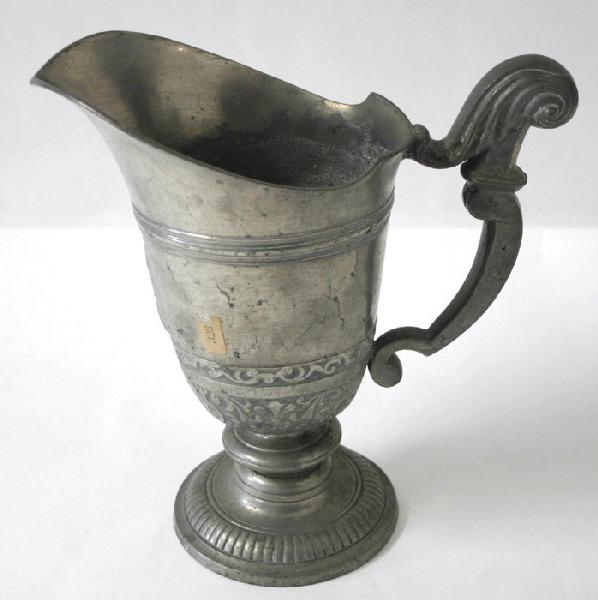 Aiguière en casque sur piedouche