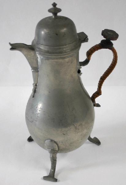 Cafetière piriforme avec un décor de feuillages