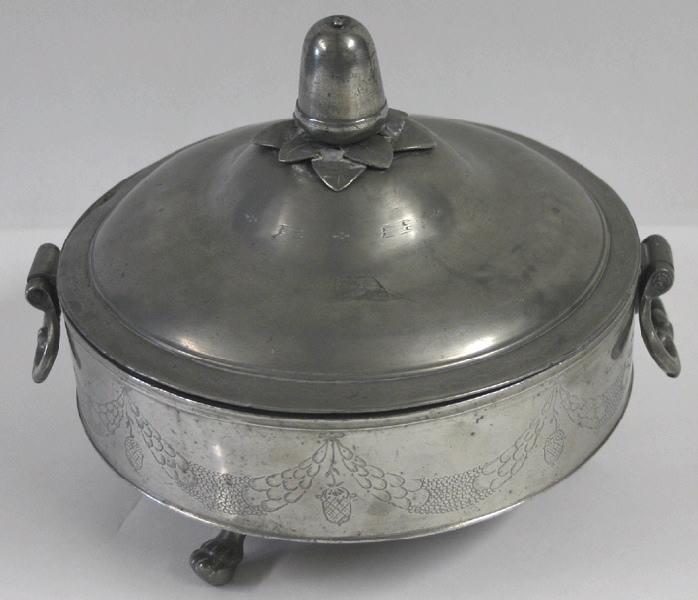 Soupière tripode à fond plat et décorée de glands (forme circulaire)