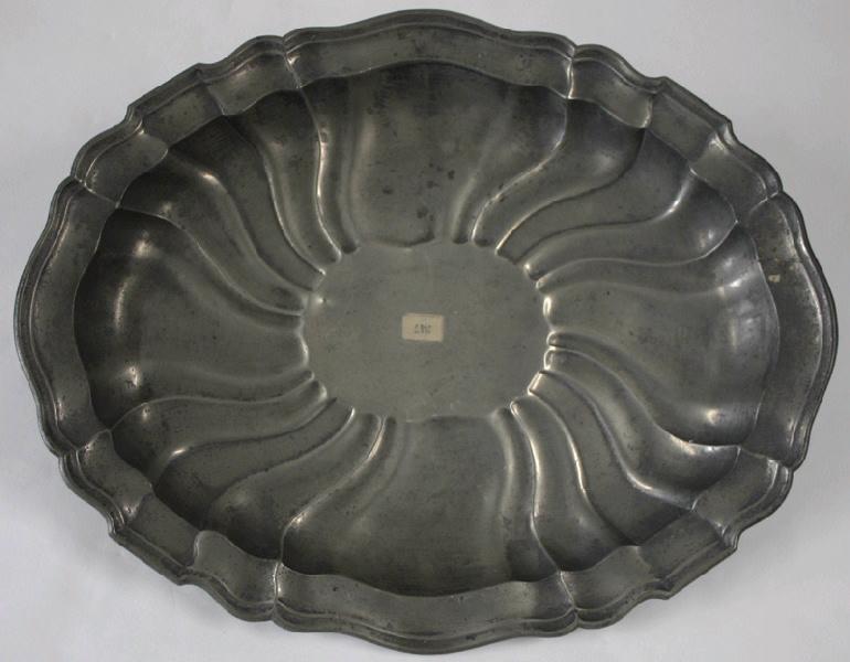 Plat creux oblong nervuré