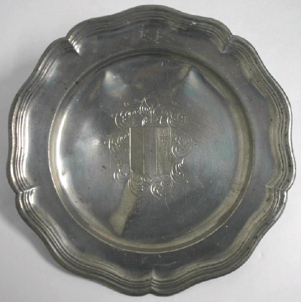 Assiette armoriée d'une petite croix