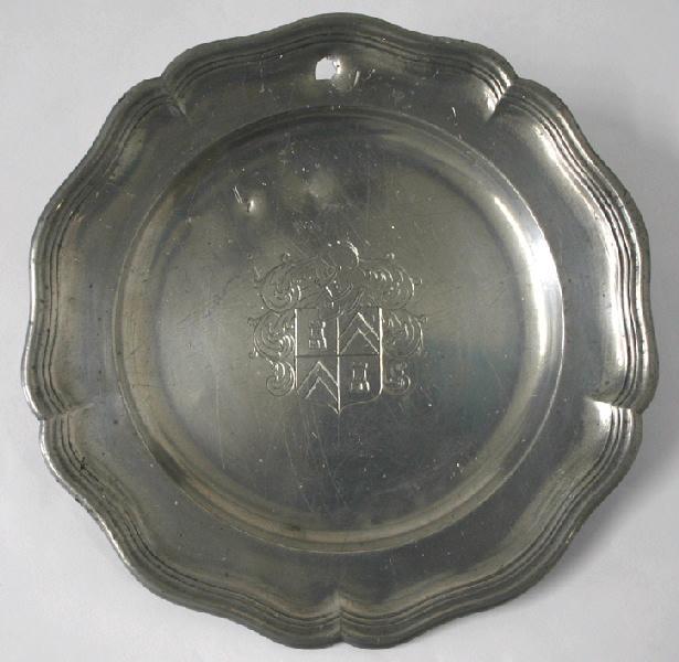 Assiette armoriée de deux tours et chevrons écartelés