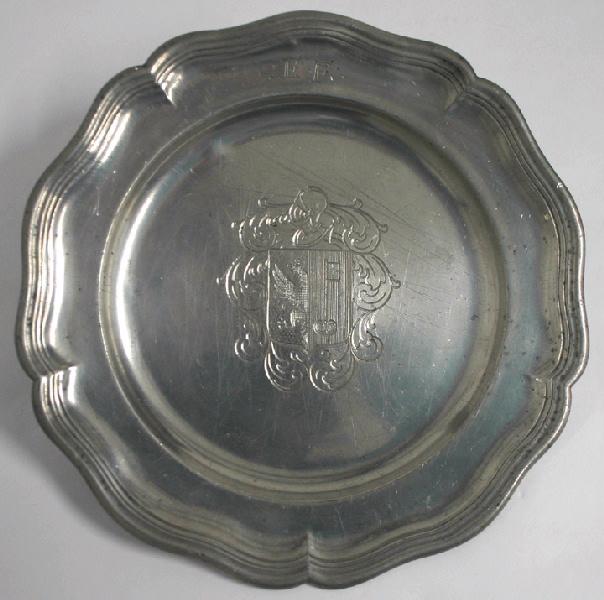 Assiette armoriée d'un aigle et d'une clé