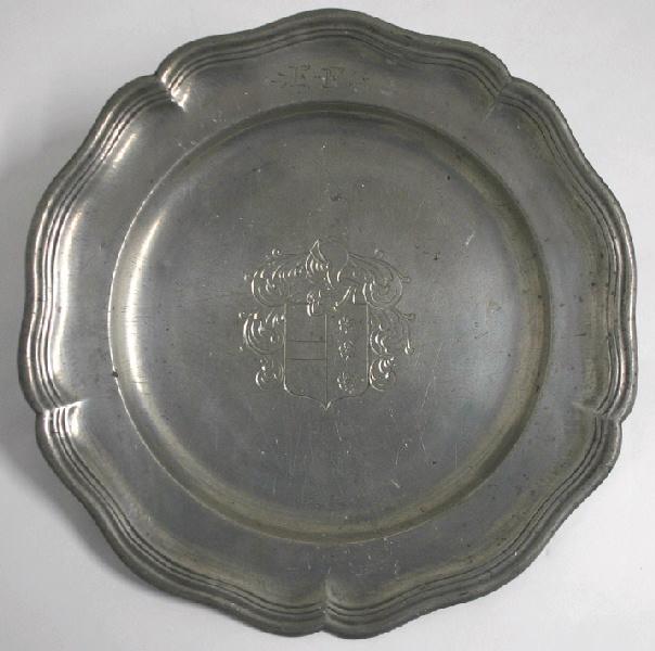 Assiette armoriée de trois fleurs d'églantines