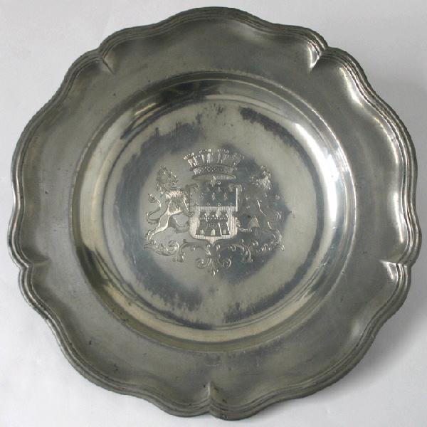 Grand plat circulaire armorié d'hermines et de tours