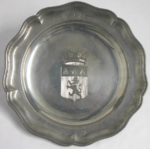 Plat circulaire armorié d'un lion et de trois abeilles