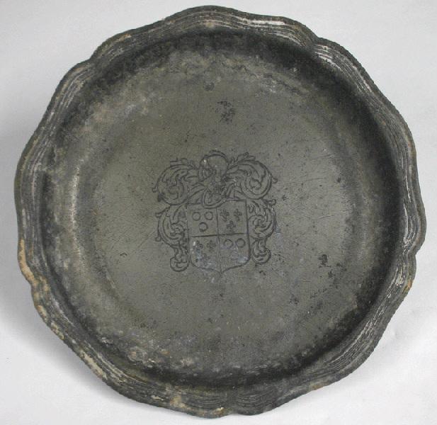 Assiette armoriée de lys et de cercles