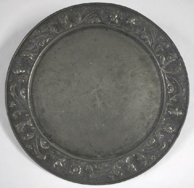 Plat circulaire décoré de rinceaux