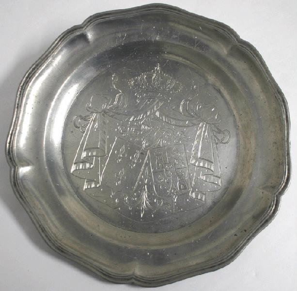 Assiette décorée de deux blasons surmontés d'une couronne
