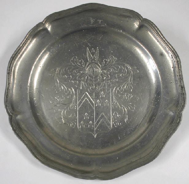 Assiette armoriée d'étoiles et de chevrons écartelés