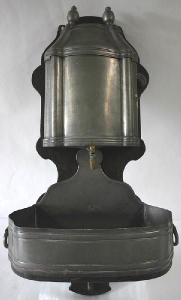 Fontaine d'applique avec robinet et bassin