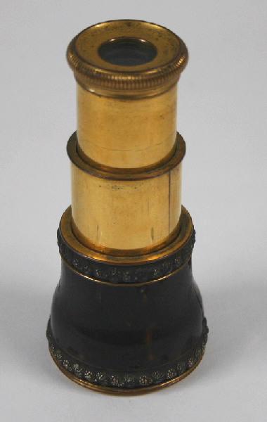 Lorgnette d'opéra décorée de grappes de raisin