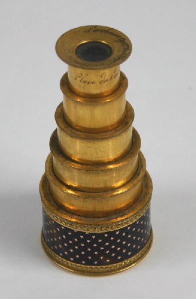 Lorgnette d'opéra en écaille et décorée d'étoiles