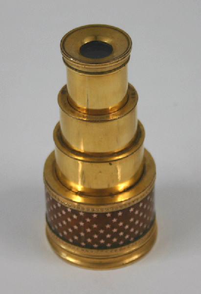 Lorgnette d'opéra en écaille et décorée d'étoiles