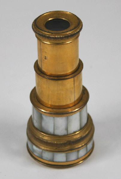 Lorgnette d'opéra nacrée et à décor côtelé