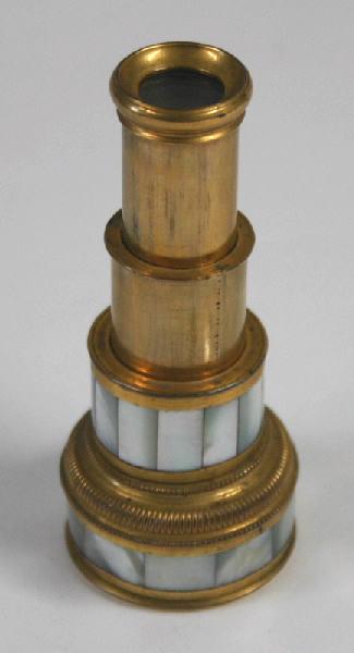 Lorgnette d'opéra nacrée et son étui