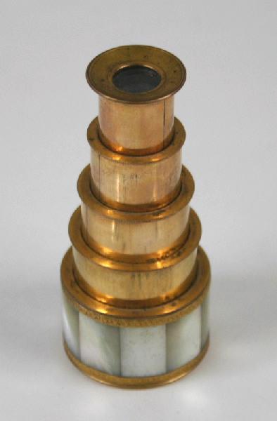 Lorgnette d'opéra nacrée et son étui