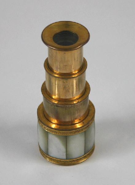 Lorgnette d'opéra nacrée et décorée de palmettes