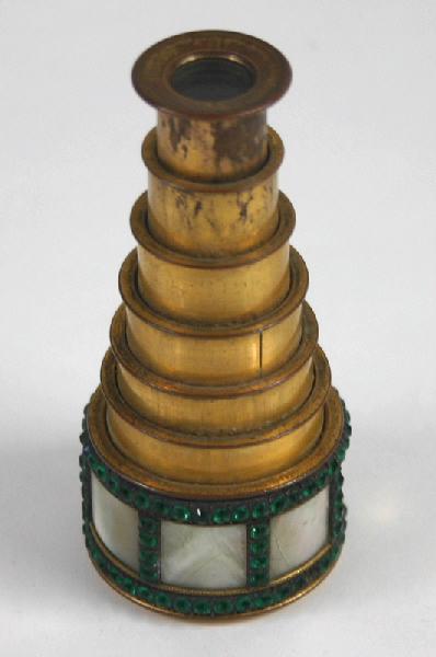 Lorgnette d'opéra nacrée et sertie de pierres avec son étui