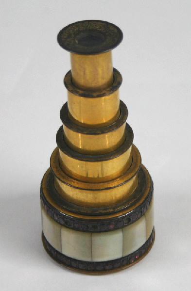 Lorgnette d'opéra nacrée et sertie de pierres avec son étui