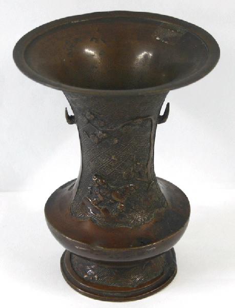 Vase en cornet décoré d'un fauve et d'oiseaux
