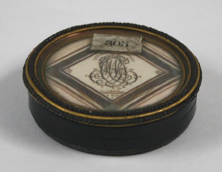 Boîte à fard à décor avec le monogramme GC