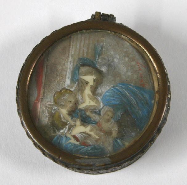 Pilulier illustré d'une scène avec une mère et ses enfants