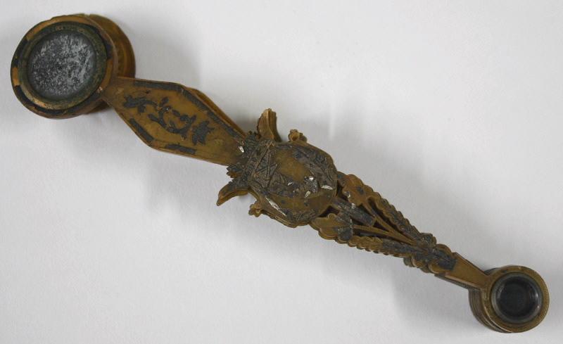 Eventail décoré de blasons, avec lorgnette