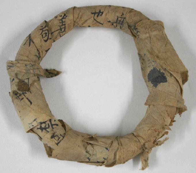 Rouleau de papier calligraphié et monté sur un anneau