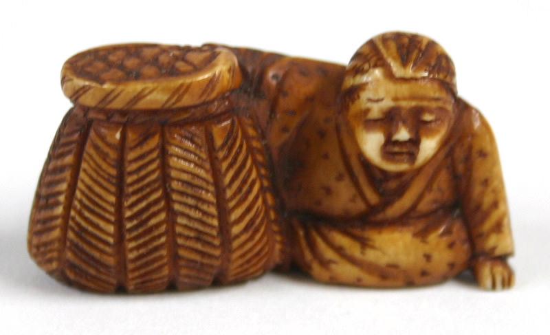 Femme assise tenant une hotte