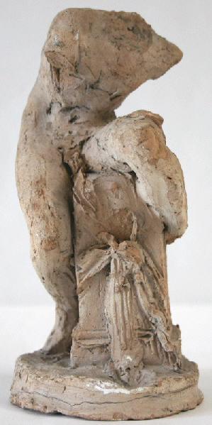 Homme nu s'asseyant sur une stèle