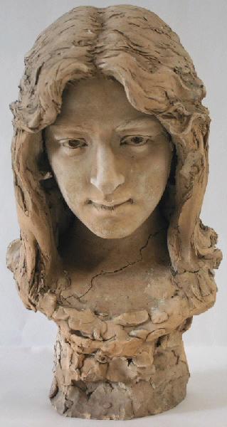 Buste de jeune femme, l'air grave