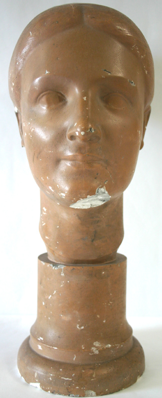 Tête de femme au chignon