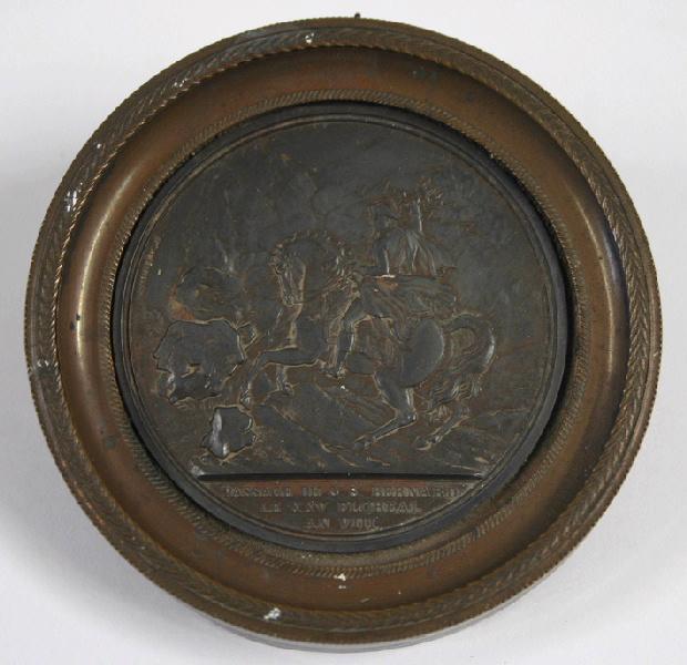 Médaille figurant Napoléon tenant des foudres et franchissant le col du Grand-Saint-Bernard (épisode de la 2e campagne d'Italie (mai 1800) représenté également par le peintre Jacques-Louis David entre 1800 et 1803)