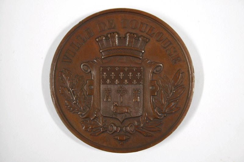 Seconde médaille du Conservatoire de musique de Toulouse, classe de solfège, remise à Marthe Gresseler (épouse d'Emile Loiseau. blason de la ville de Toulouse sur la face)