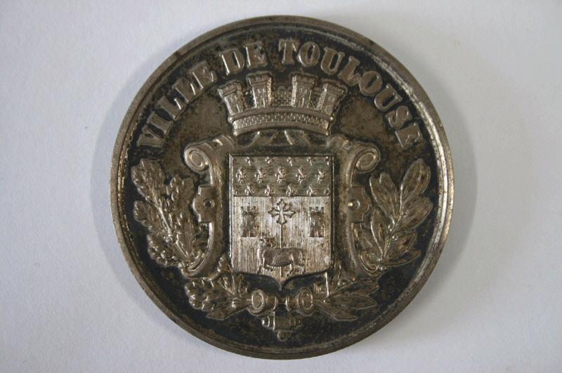 Première médaille du Conservatoire de musique de Toulouse, classe de piano, remise à Marthe Gresseler (épouse d'Emile Loiseau, blason de la ville de Toulouse sur la face)