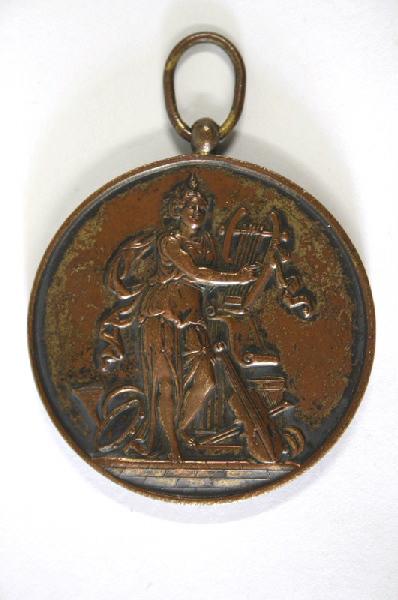 Médaille du grand concours musical de Cosne en 1883 (médaille remise à Emile Loiseau ? sur la face, une muse représentée avec une lyre et aux pieds des instruments de musique comme un violon)