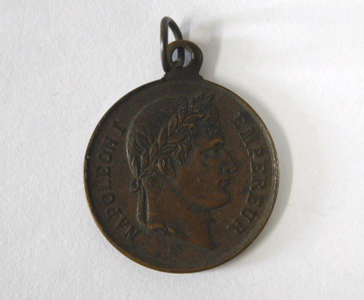 Médaille commémorant l'inauguration du tombeau de Napoléon Ier en 1853 (effigie de Napoléon sur la face et tombeau sur le revers.)