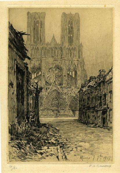 La cathédrale de Reims dans la brume