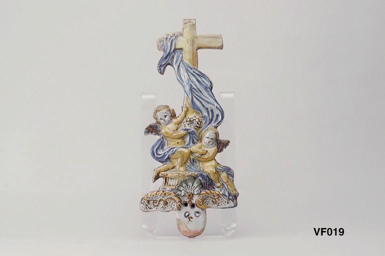 Deux angelots au pied d'une croix