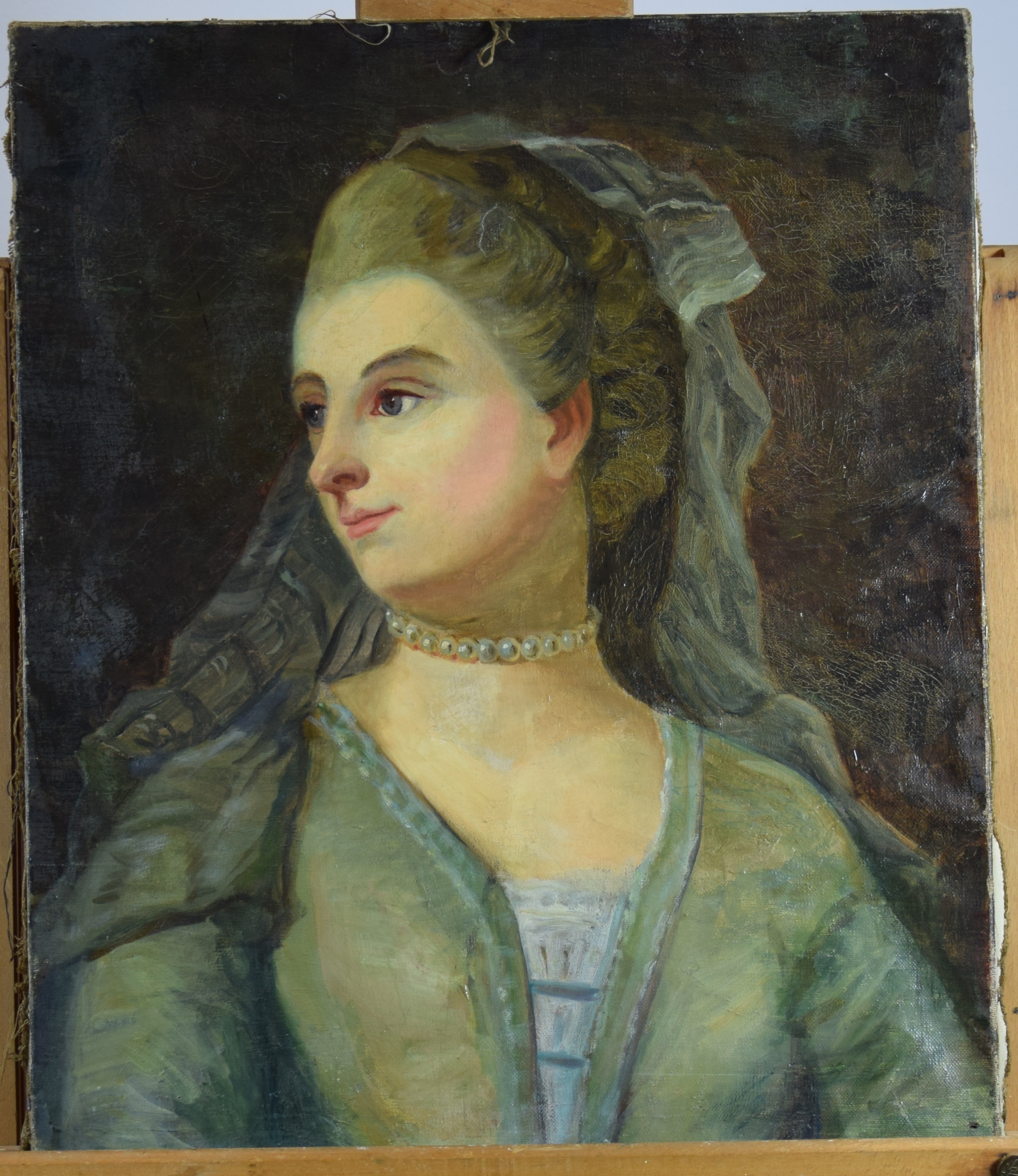 Portrait de femme au voile et au collier de perles