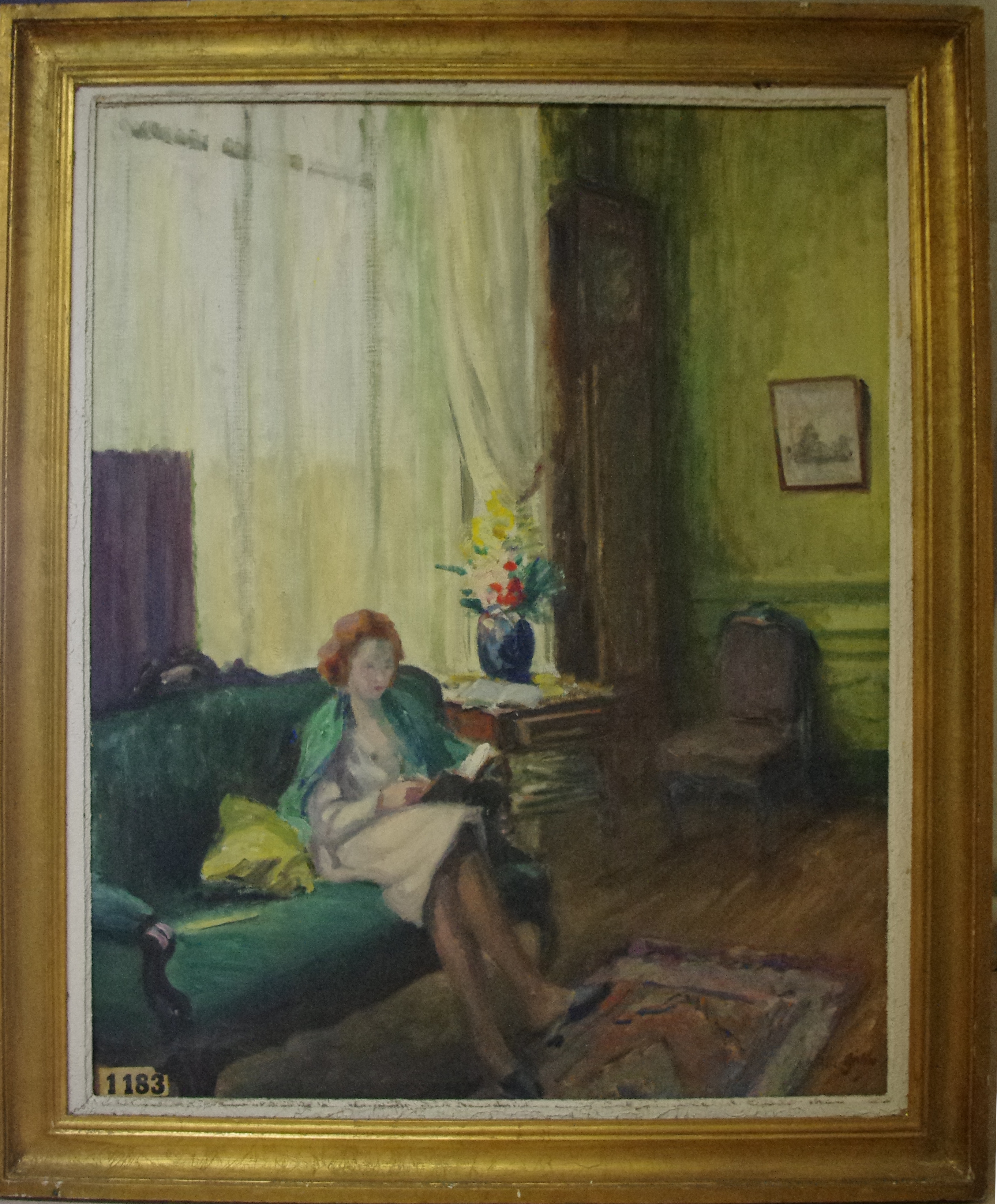 Femme lisant sur un canapé