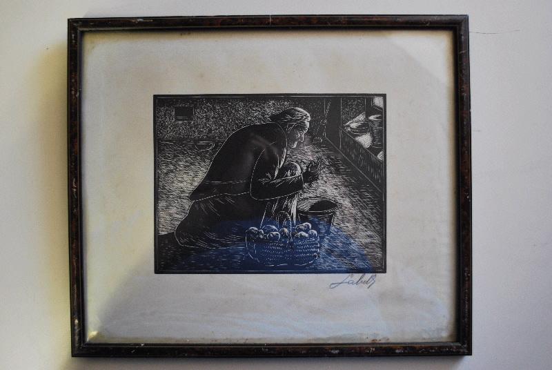 Vieille femme épluchant des pommes de terre