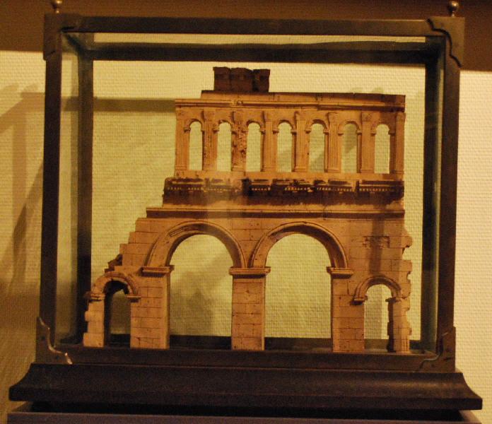 Maquette de la porte d'Arroux à Autun