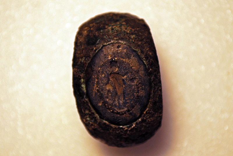 Satyre (Bague en bronze à intaille en verre bleu)