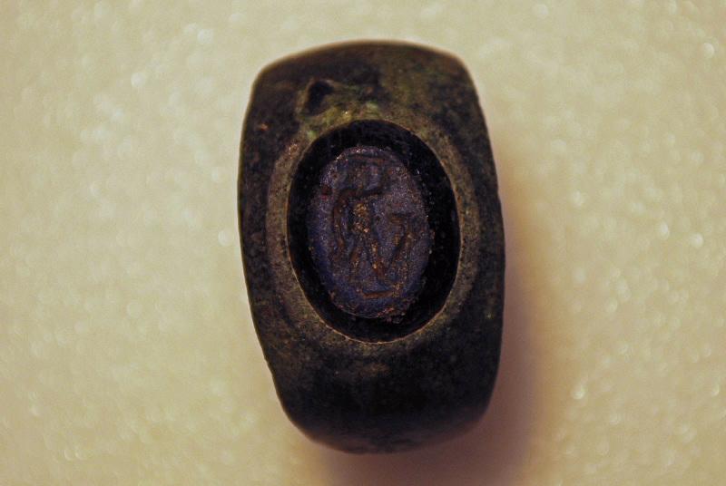 Bague en bronze à intaille en verre bleu