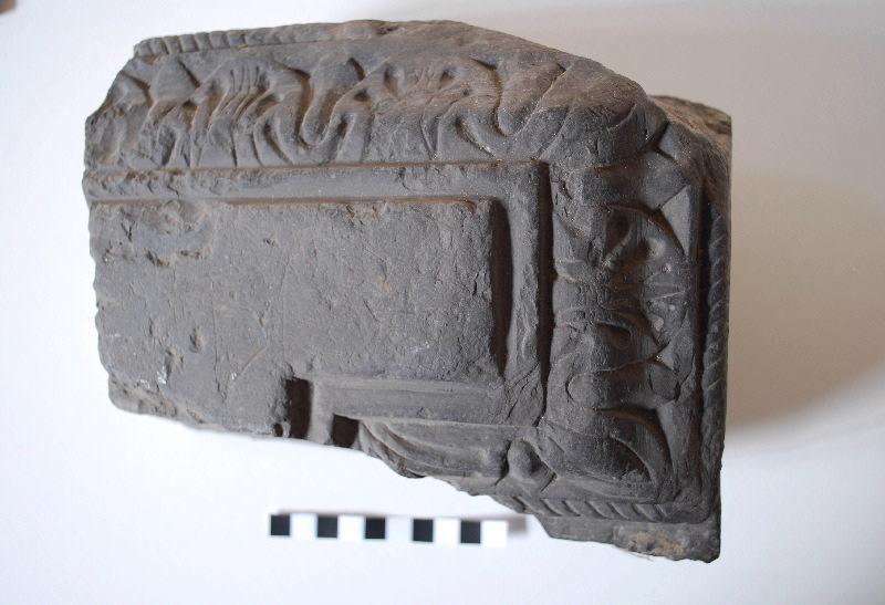 Fragment de corniche d'édicule en schiste