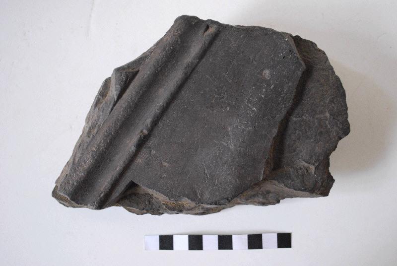 Fragment de cadre de panneau taillé et mouluré