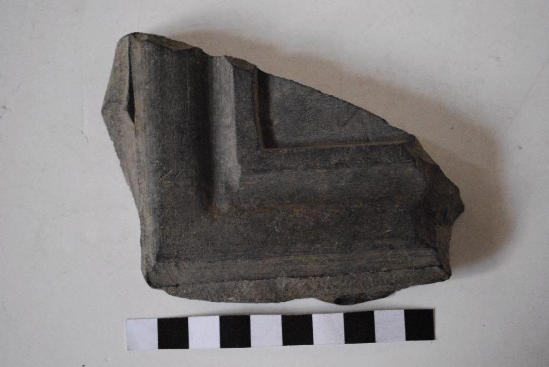 Fragment de cadre de panneau taillé et mouluré
