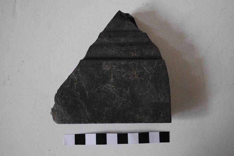 Fragment de bordure de cadre de panneau taillé et mouluré